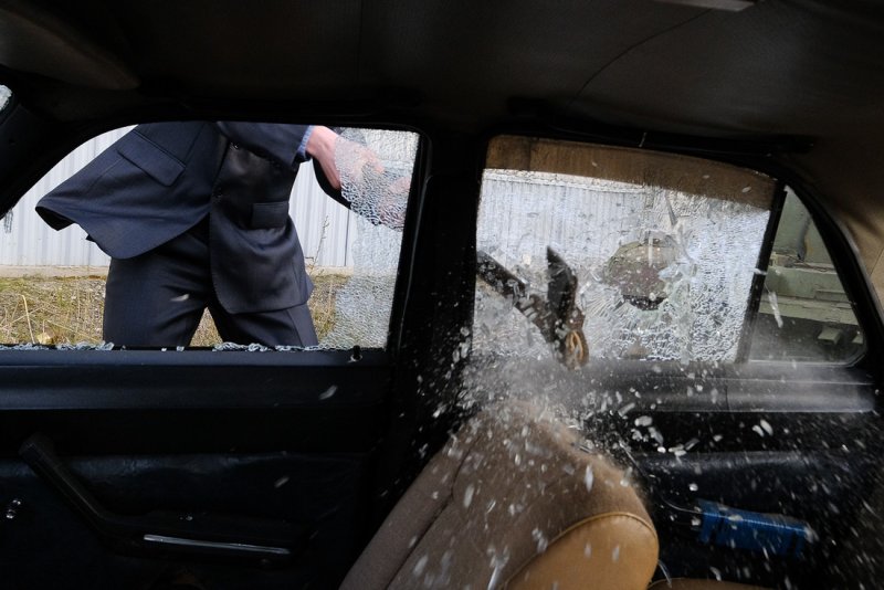 Человек разбил стекло в машине