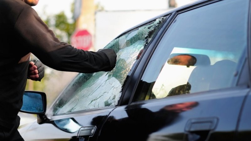 Удар по стеклу автомобиля