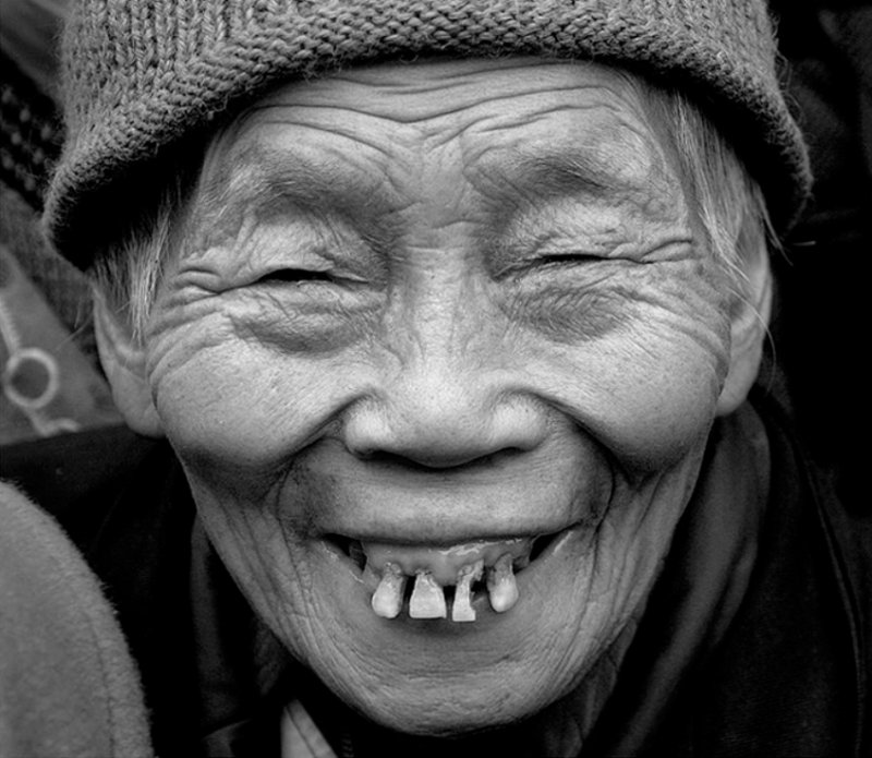 Бабка без зубов улыбается