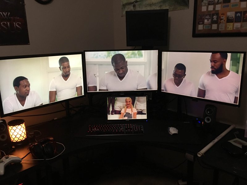 Монитор с негром