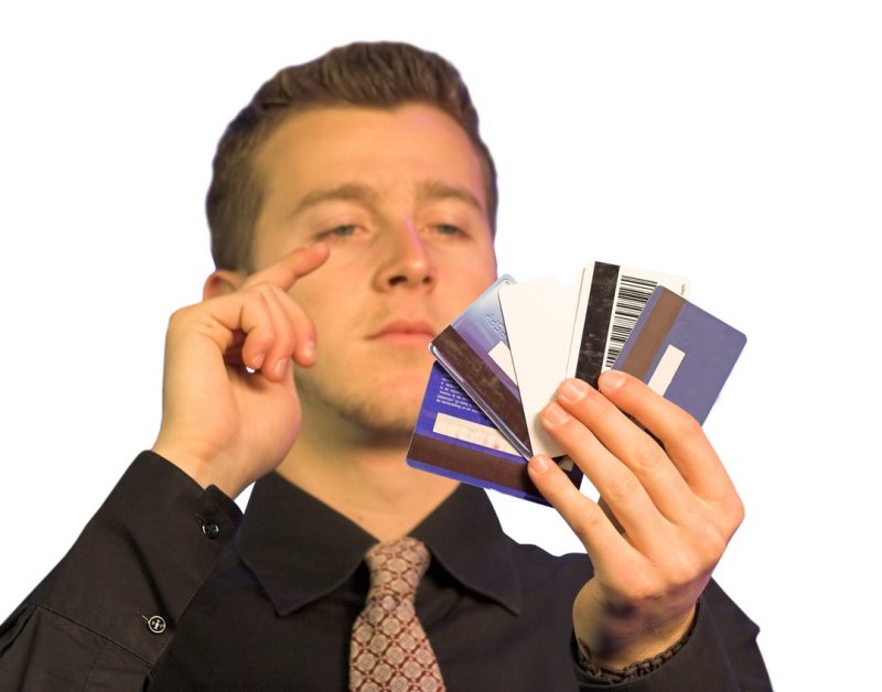 Человек сморкается в платок