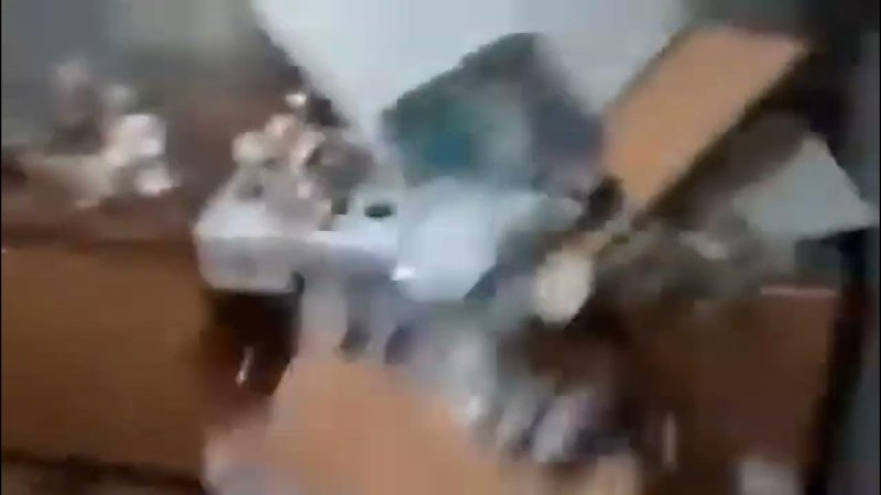 Чувак падает со шкафа