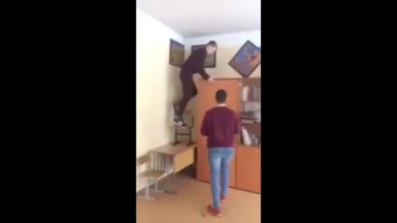 Мем упал шкаф