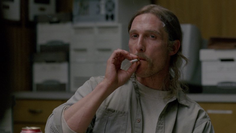 Мэттью Макконахи курит