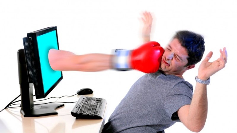 Человек со сломанным компьютером