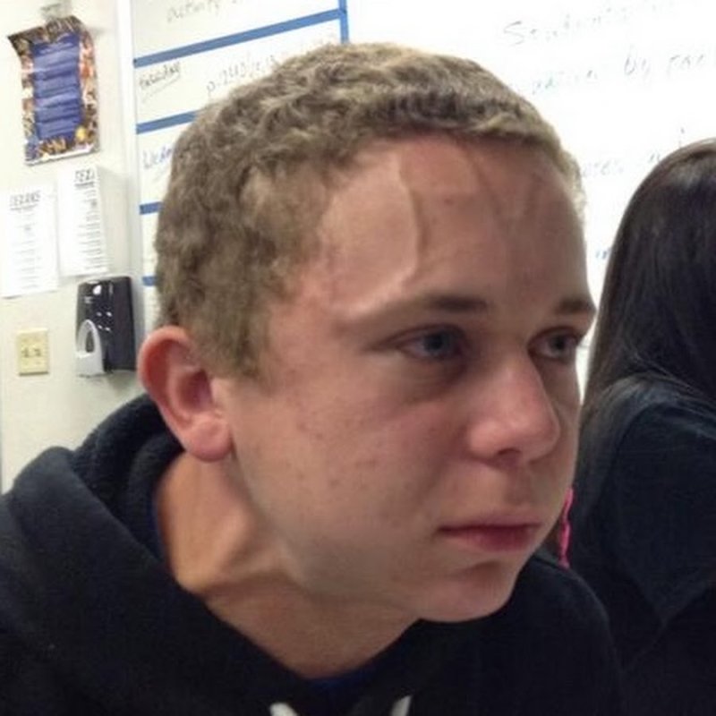 Парень сдерживается