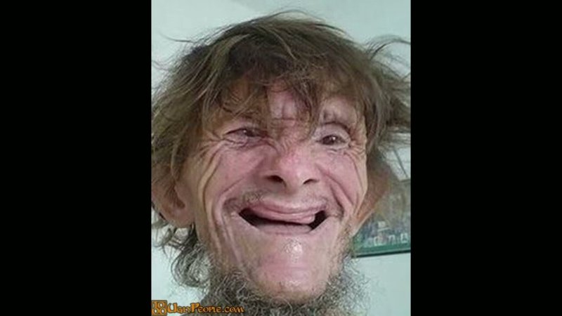 Бомжиха без зубов улыбается