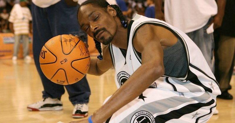 Снуп дог играет в баскетбол