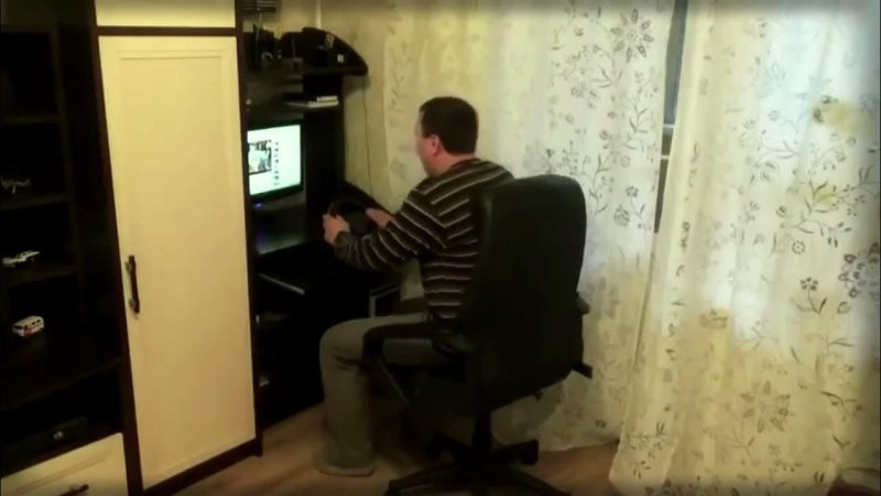 Толстый мужик падает с кресла