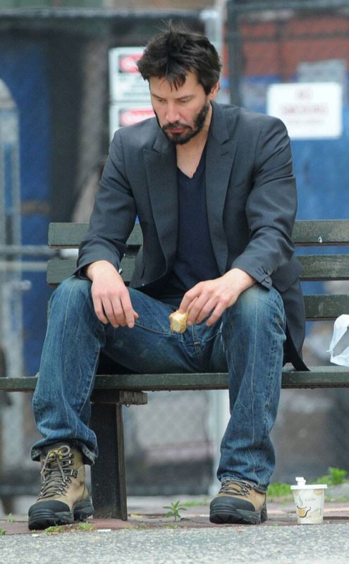 Киану Ривз грустный на скамейке