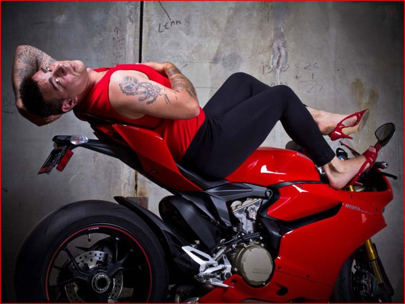 Мужчина на мотоцикле