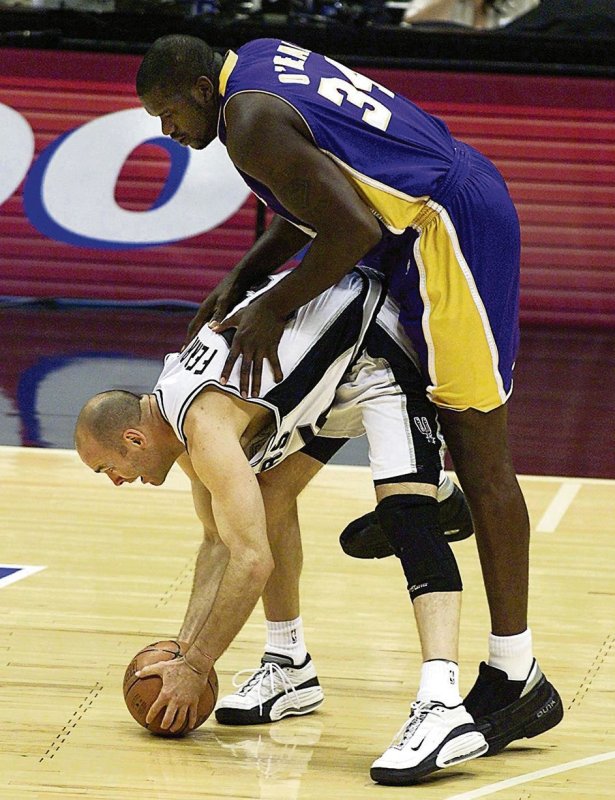 Негр баскетболист