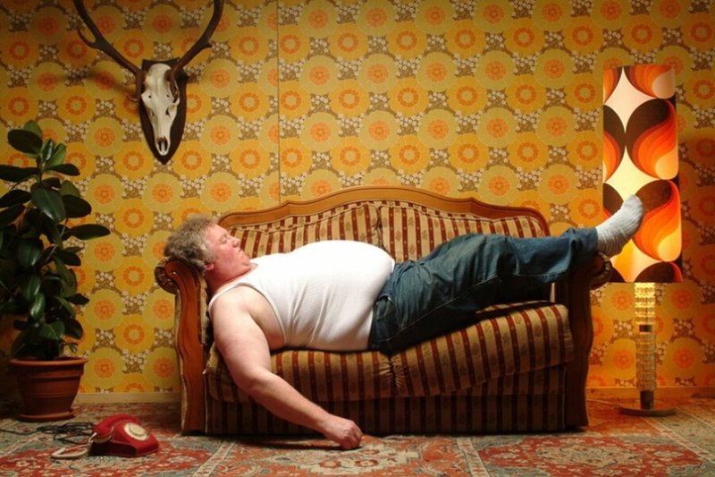 Лежать на диване смешно