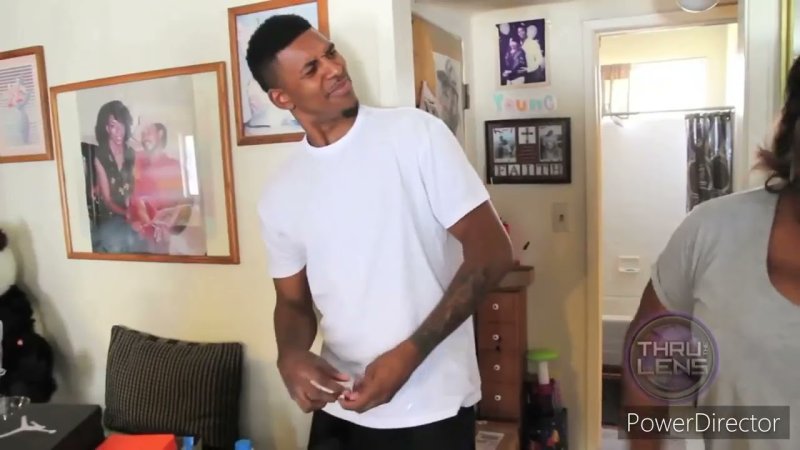 Темнокожий парень со знаками вопроса