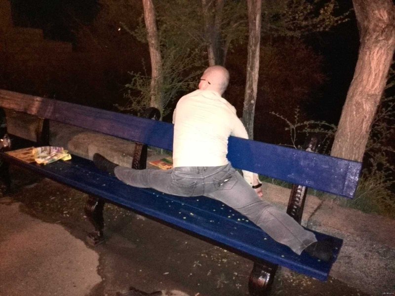 Пьяный мужчина на лавочке