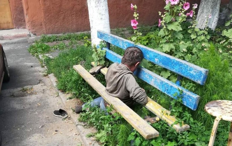 Лавочка во дворе