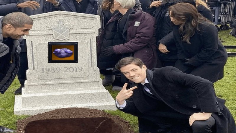 Мем с могилой