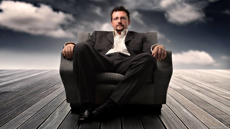 Мужчина в кресле