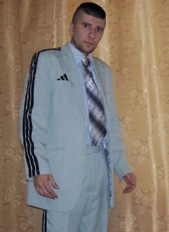 Деревенский парень в костюме