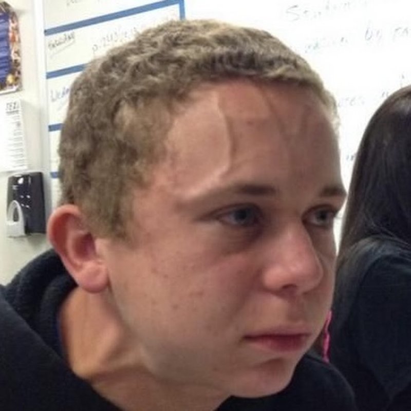 Парень сдерживается