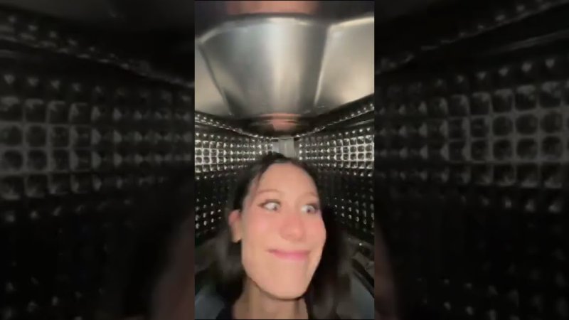 Девушка застряла в стиралке