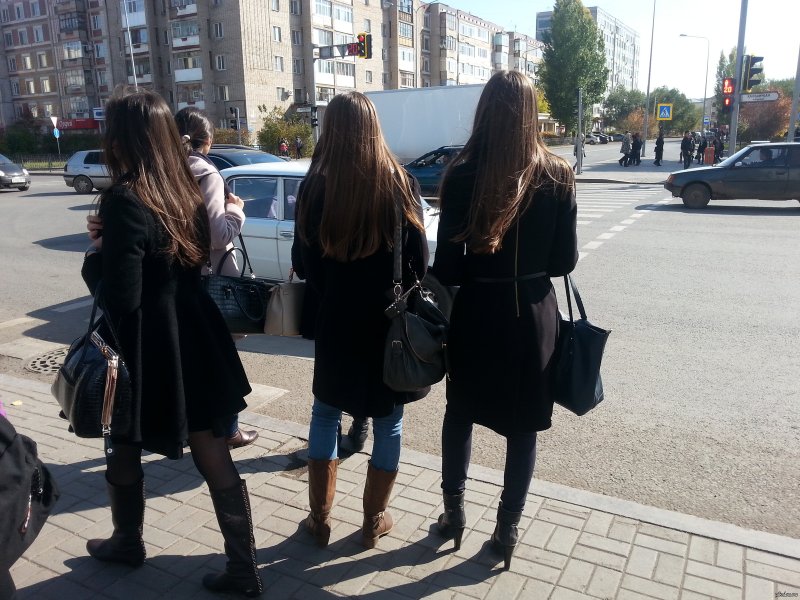 Девушки одинаково одеты