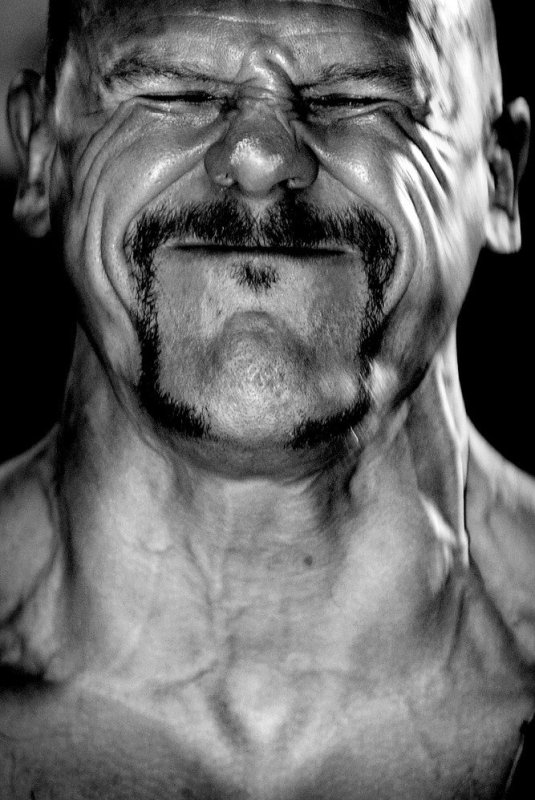 Напряженное лицо мужчины