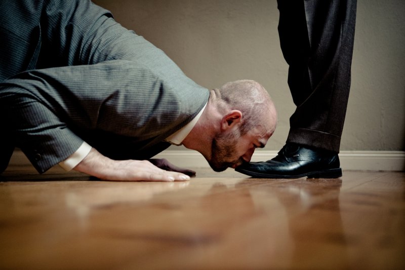 Кланится в ноги