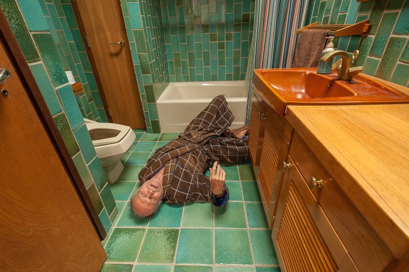 Мужик падает в ванной