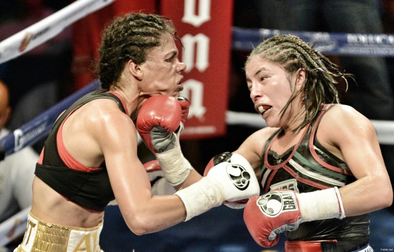 Женщина боксер