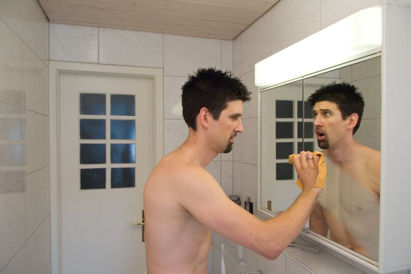 Отражение мужчины в зеркале