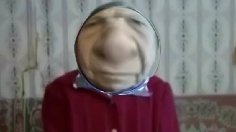 Бабка сидит и молчит Мем