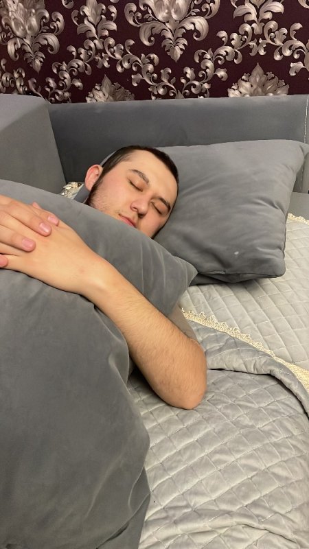 Мачо на кровати Мем