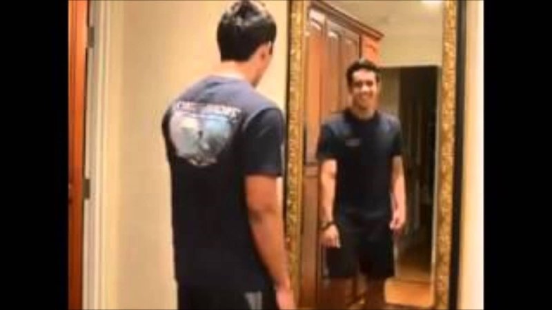 Мужчина в зеркале