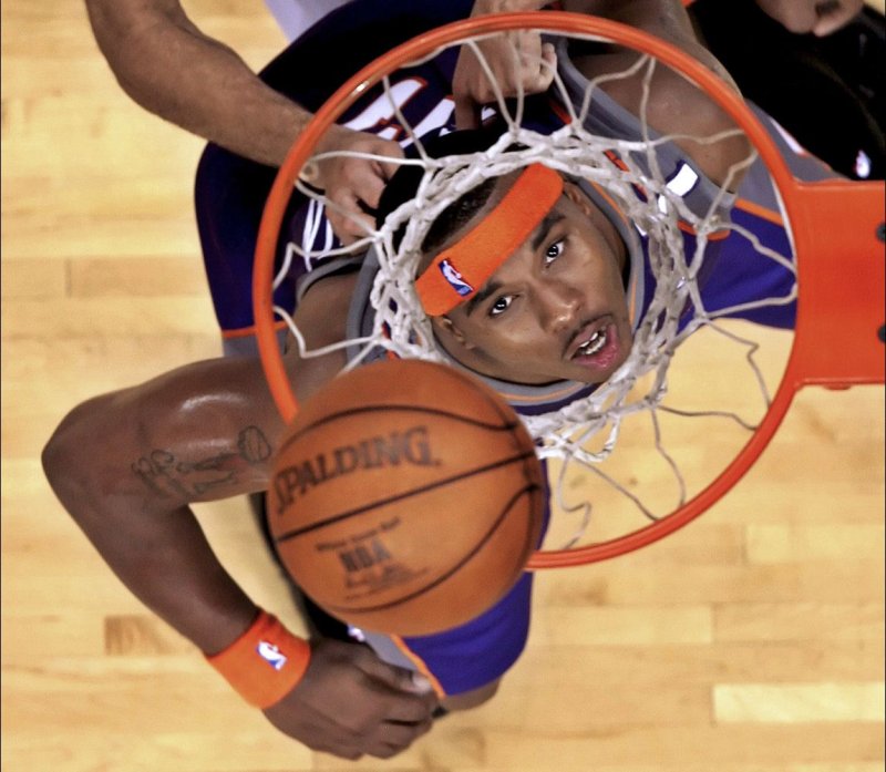 Баскетболист с мячом