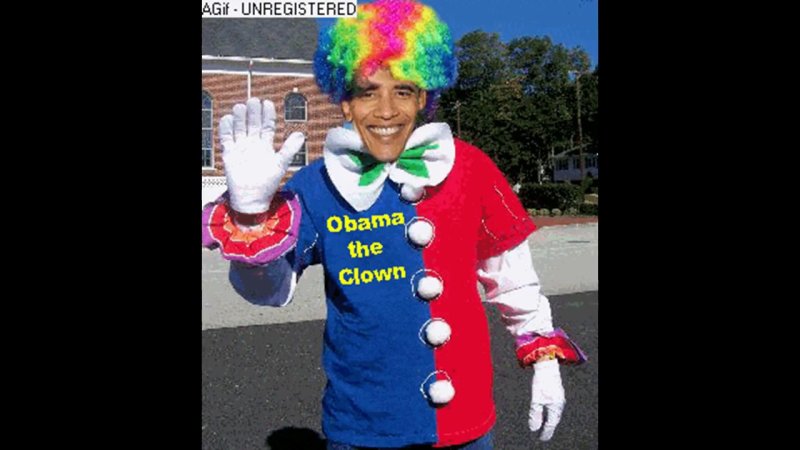 Негр в костюме клоуна