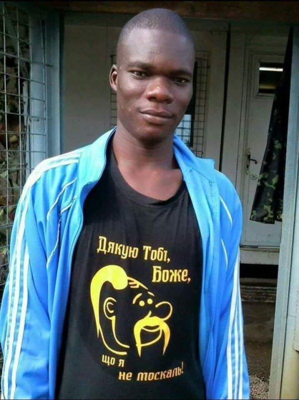 Негр в украинской футболке
