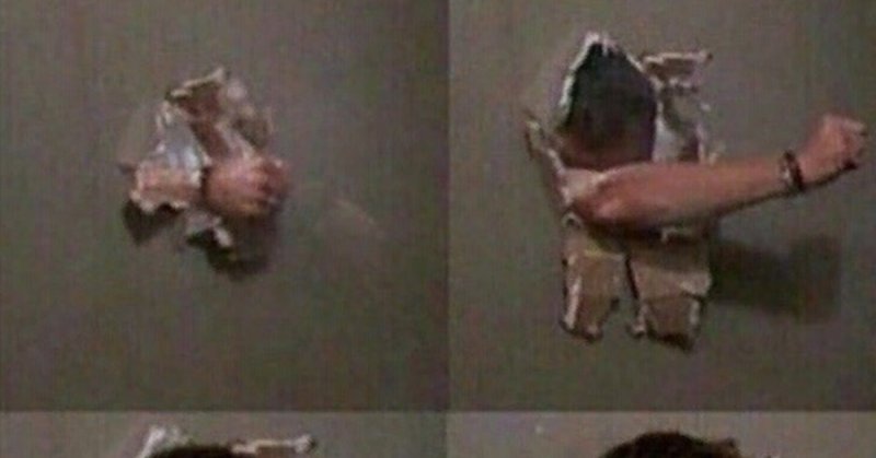 Крис Хемсворт ломает стену