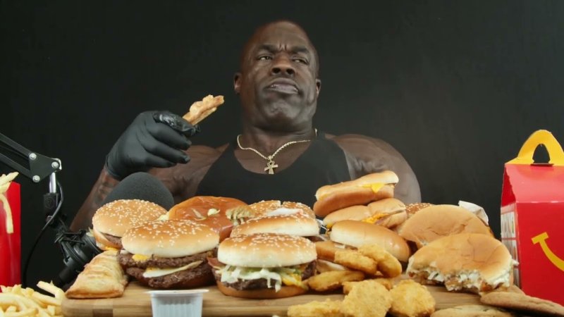 Негр ест фаст фуд