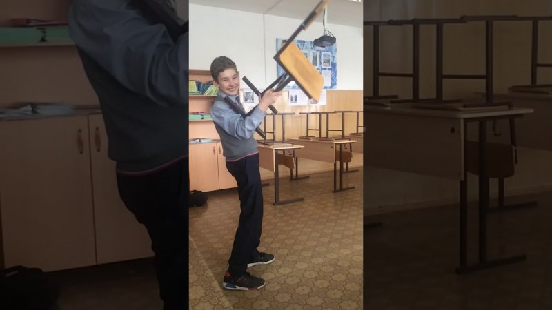 Школьники кидаются стульями
