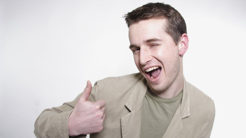 Мужчина подмигивает