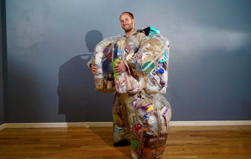 Человек с большими пакетами