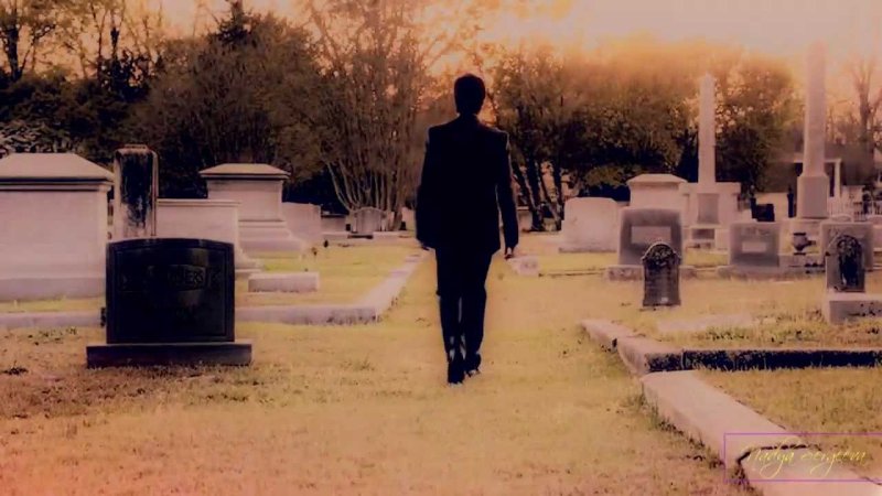 Мужчина на кладбище