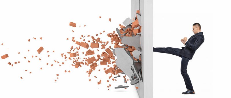 Разбивает стену