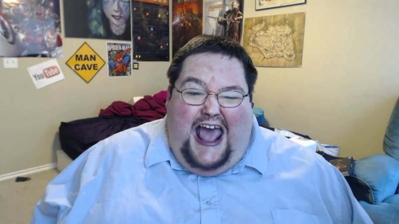 Толстый человек в очках