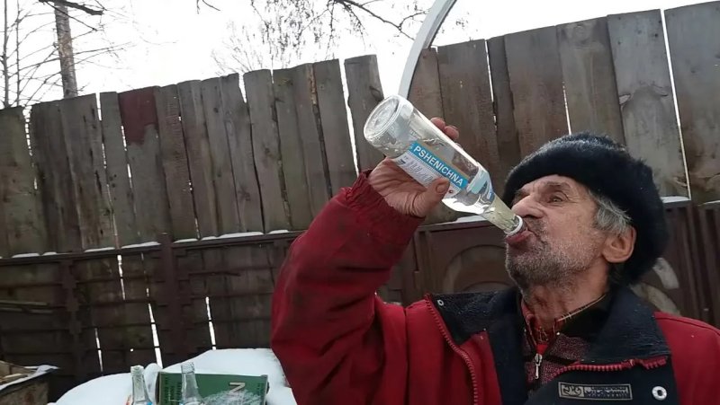 Человек пьет водку