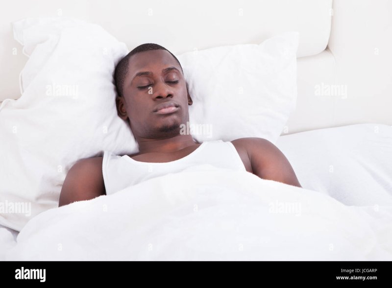 Афроамериканец на кровати