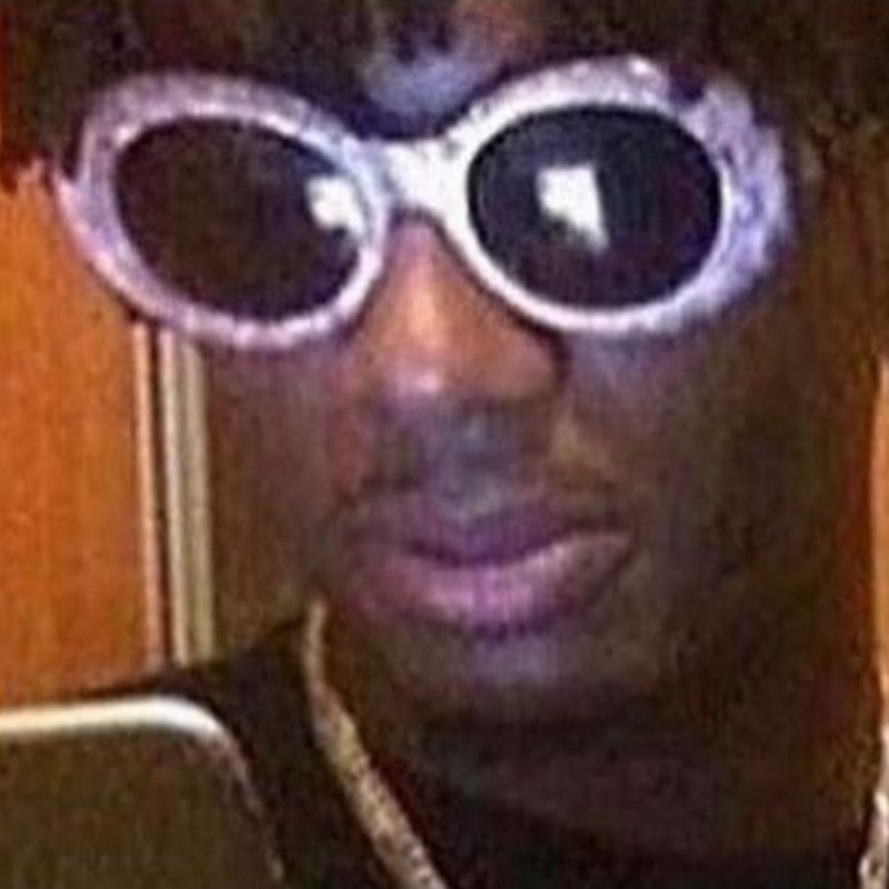 Негр с очками улыбается