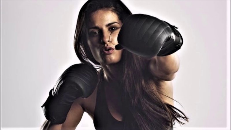 Женщина в боксерских перчатках