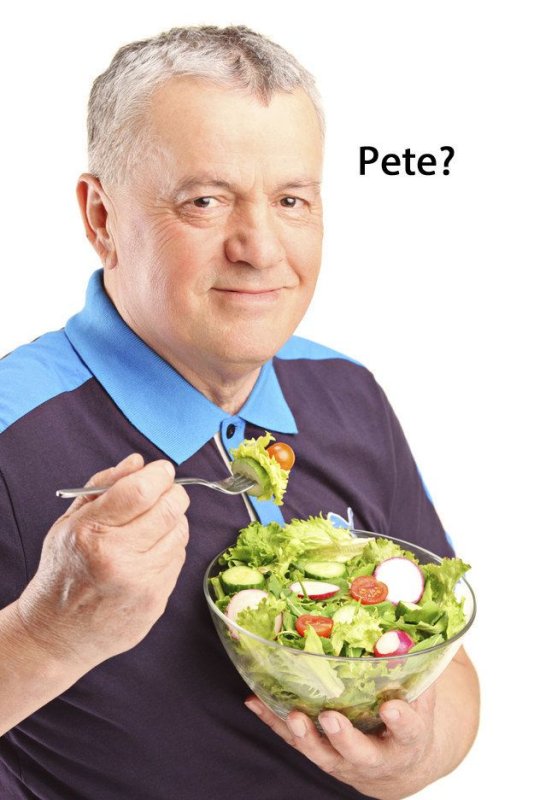 Мужик ест салат